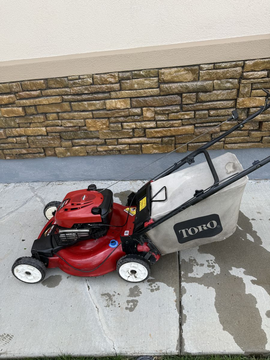 Toro self propelled lawnmower runs excellent