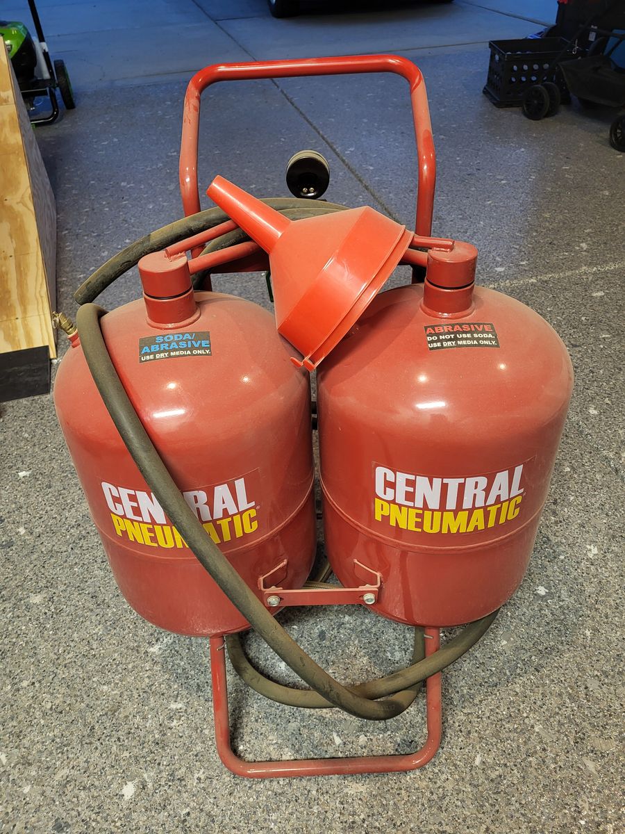 Central Pneumatic Dual Media Abrasive Blaster - 15 Gallon, 60-125 PSI