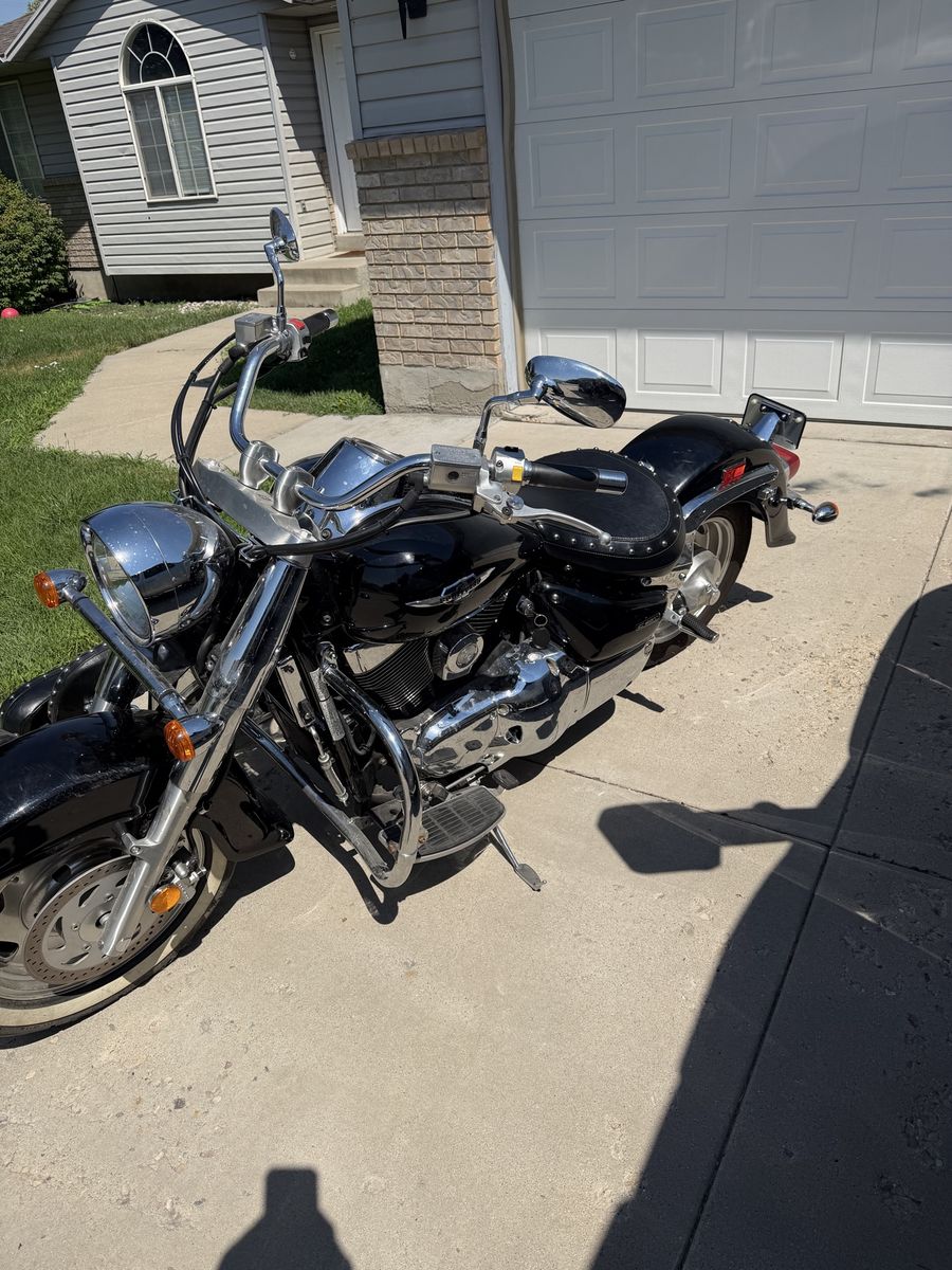 2005 Suzuki C90T Boulevard.  Asking 2,300 $$$