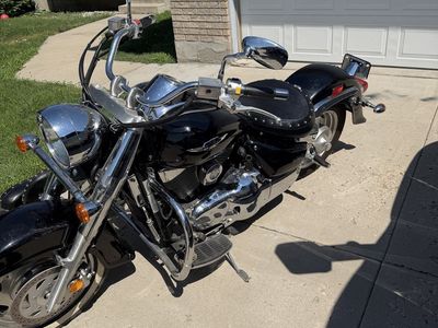 2005 Suzuki C90T Boulevard. Asking 2,300 $$$
