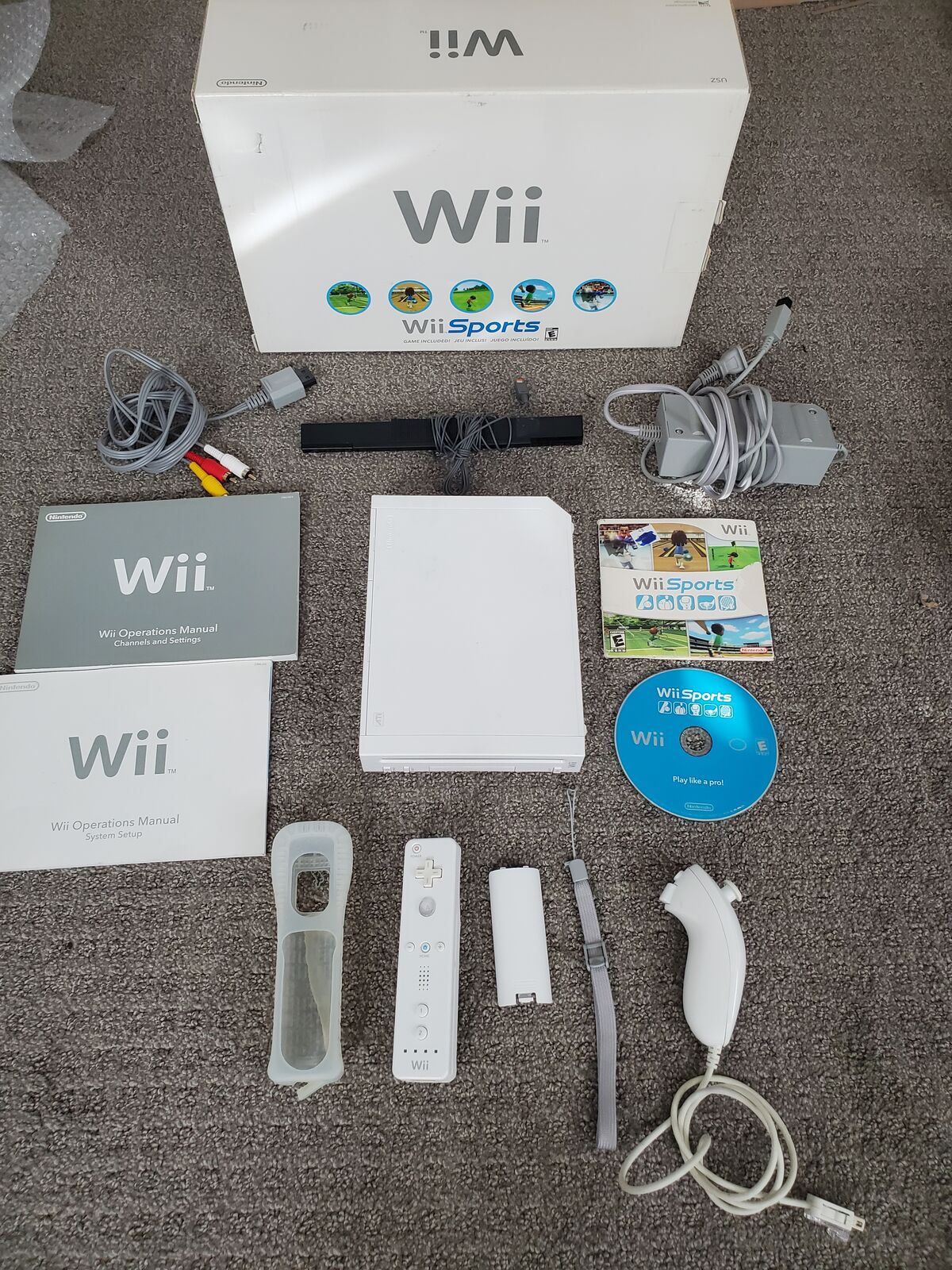 Nintendo Wii White Console System Bundle w/ Wii Sports, Box, Controller, Nunchuck