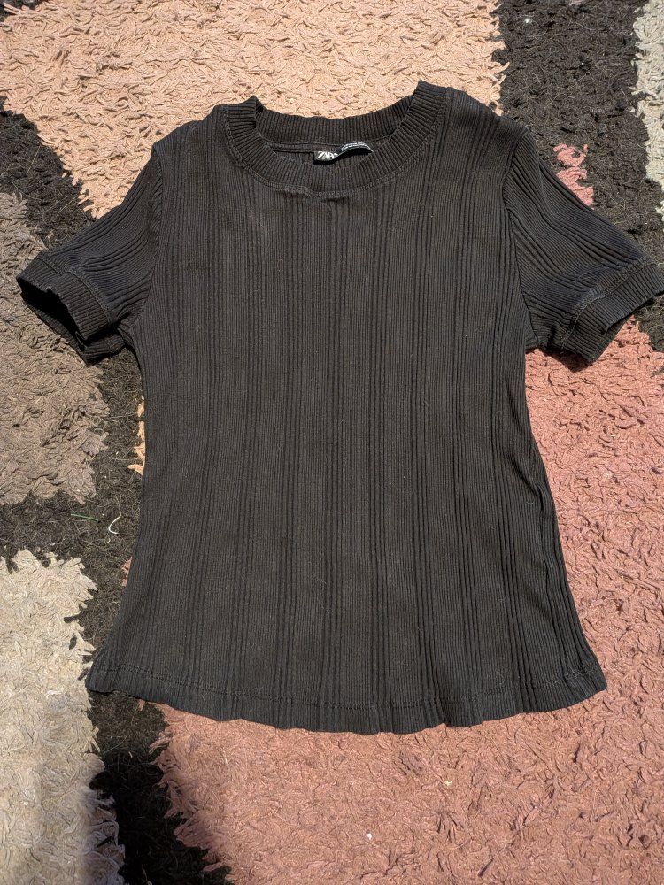 ZARA black crew neck ribbed shirt
