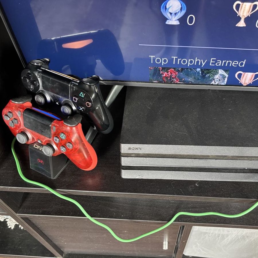 PS4 PRO 1TB 2 CONTROLLERS + HEADPHONES