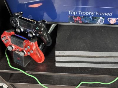 PS4 PRO 1TB 2 CONTROLLERS + HEADPHONES