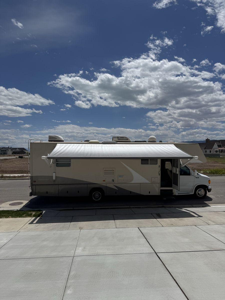 2005 Jayco Granite Ridge 31’ Class C Motorhome – Low Miles