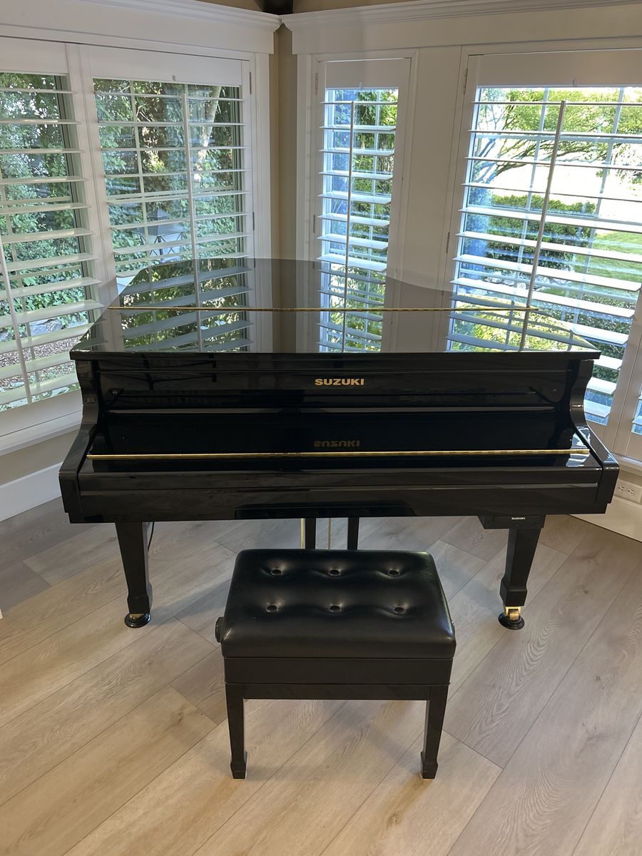 Suzuki Baby Grand Piano with Matching Bench - Gloss Black Finish - Excellent Condition