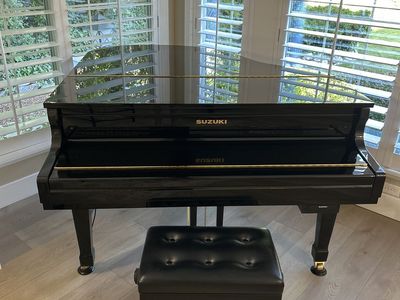 Suzuki Baby Grand Piano with Matching Bench - Gloss Black Finish - Excellent Condition