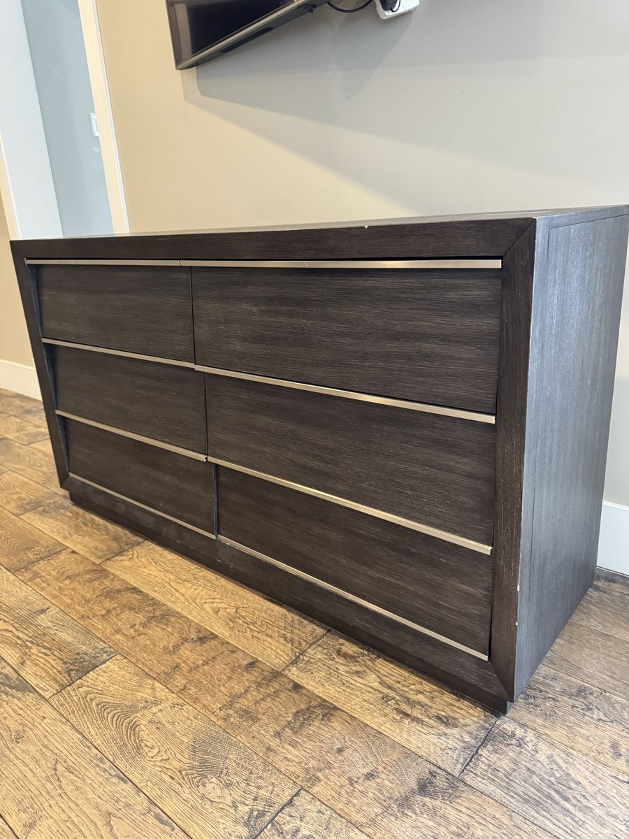 Stunning Modern 6-Drawer Dresser + Matching Pair of Nightstands – Like New!