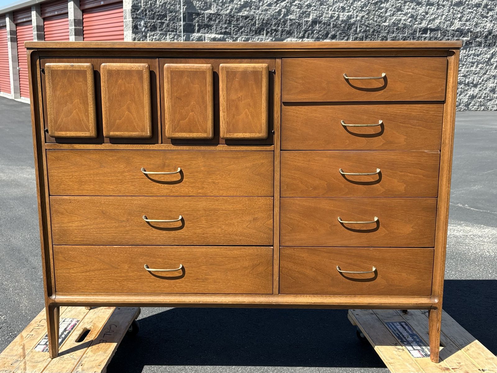 Beautiful Mid Century Modern Highboy Dresser. Broyhill Forward 70 Magna Vintage MCM