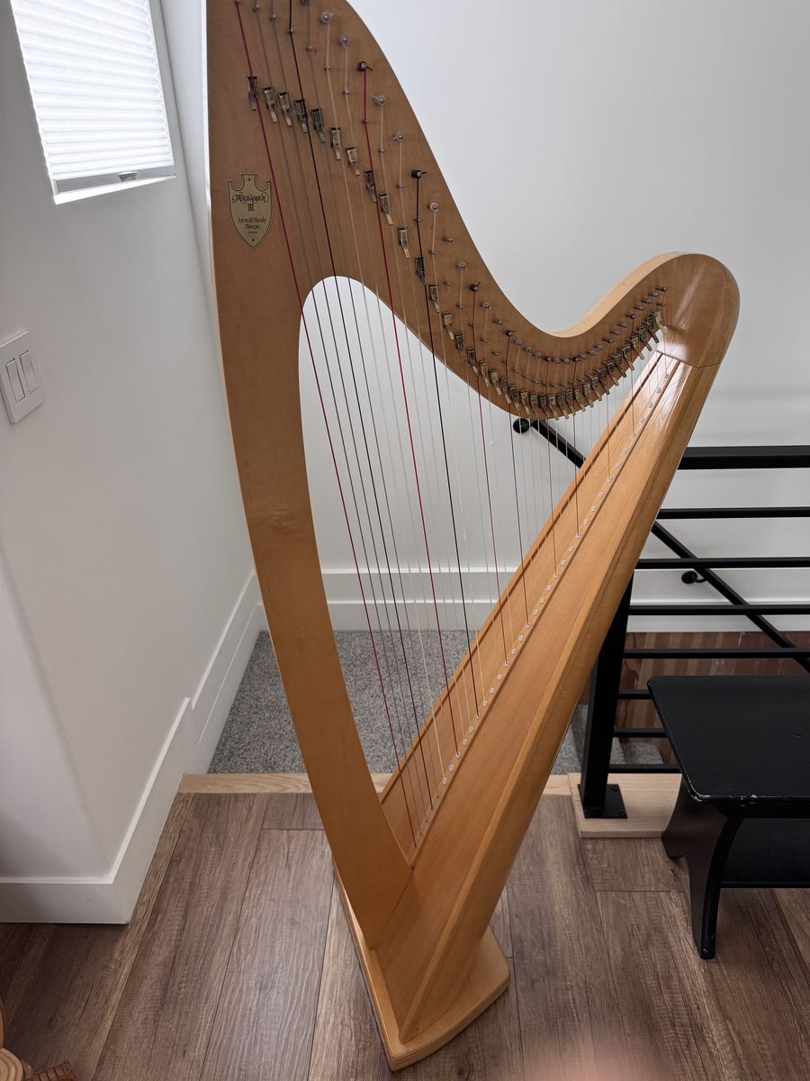 Lyon and Healy Troubadour III lever harp