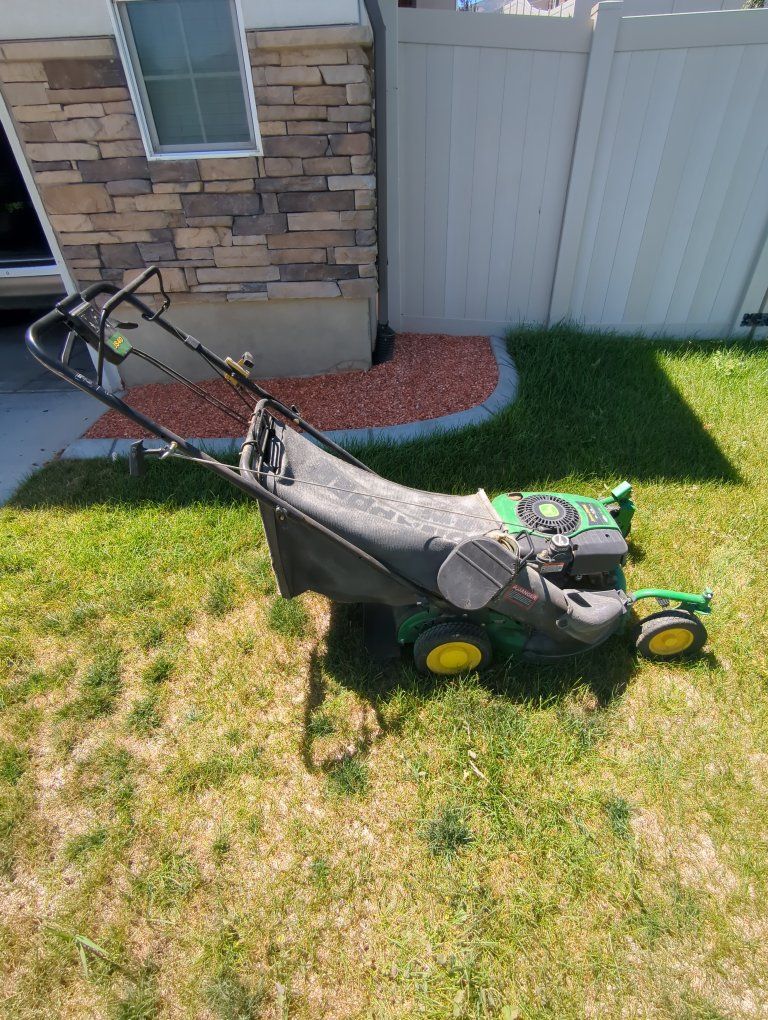 John Deere JS40 Walk-Behind Gas Push Mower 6.75hp 22in Deck w/ Bag
