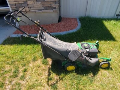 John Deere JS40 Walk-Behind Gas Push Mower 6.75hp 22in Deck w/ Bag