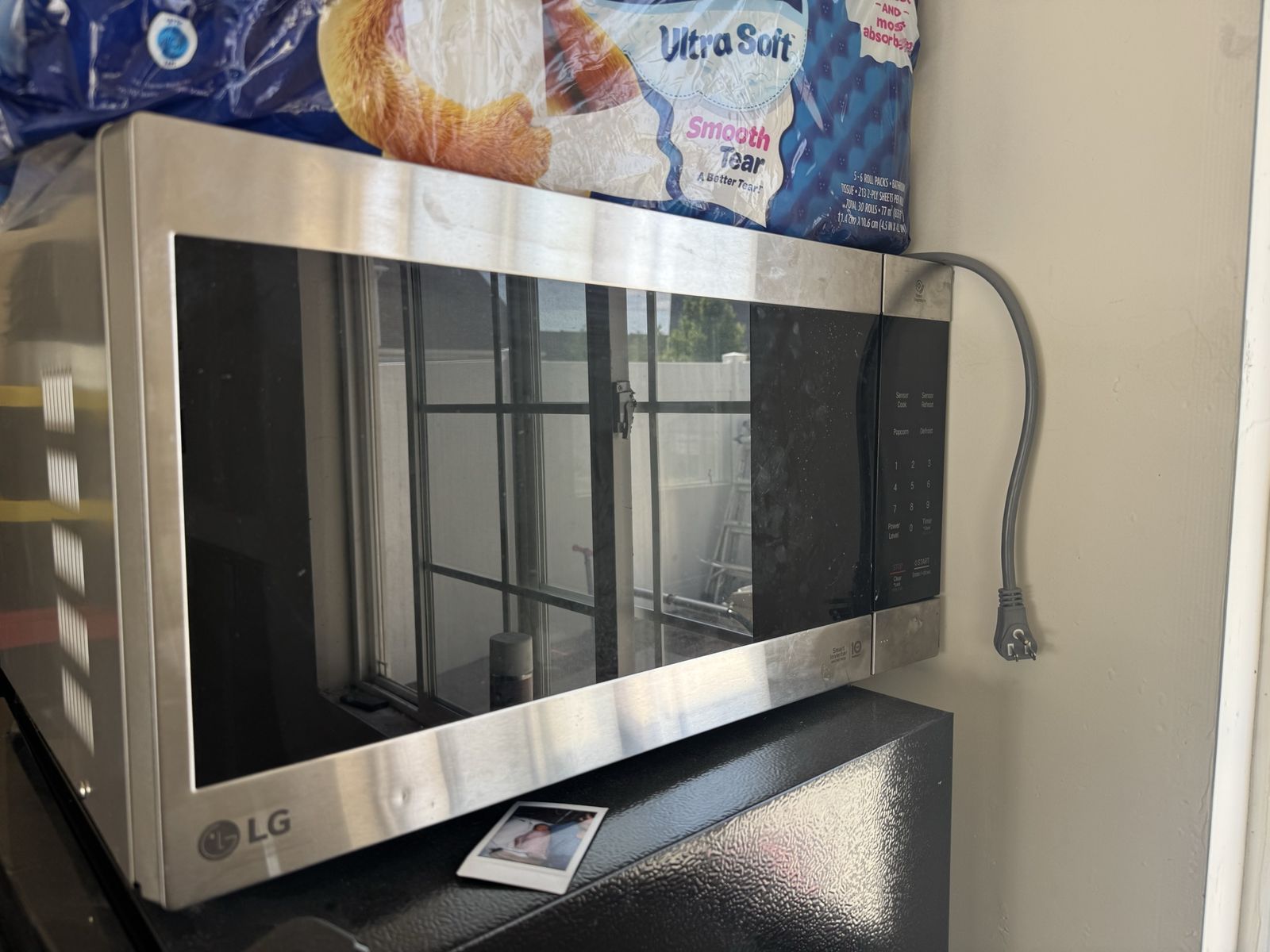 Large Lg 1200 watt microwave