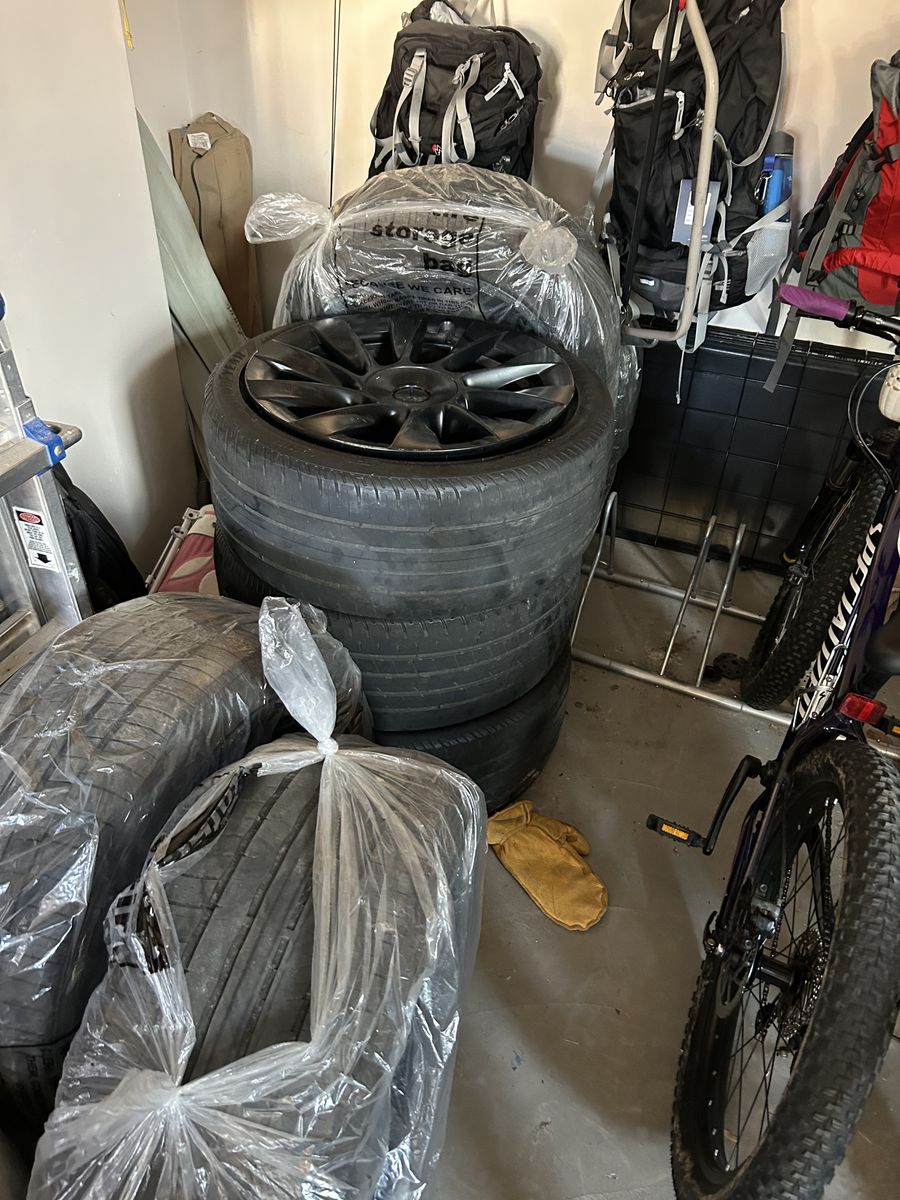 Tesla Model Y 20 Induction Wheels ans Tires