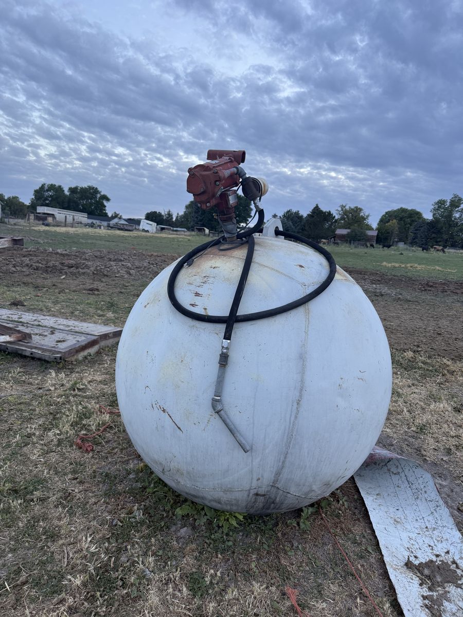 Fuel tank with pump
