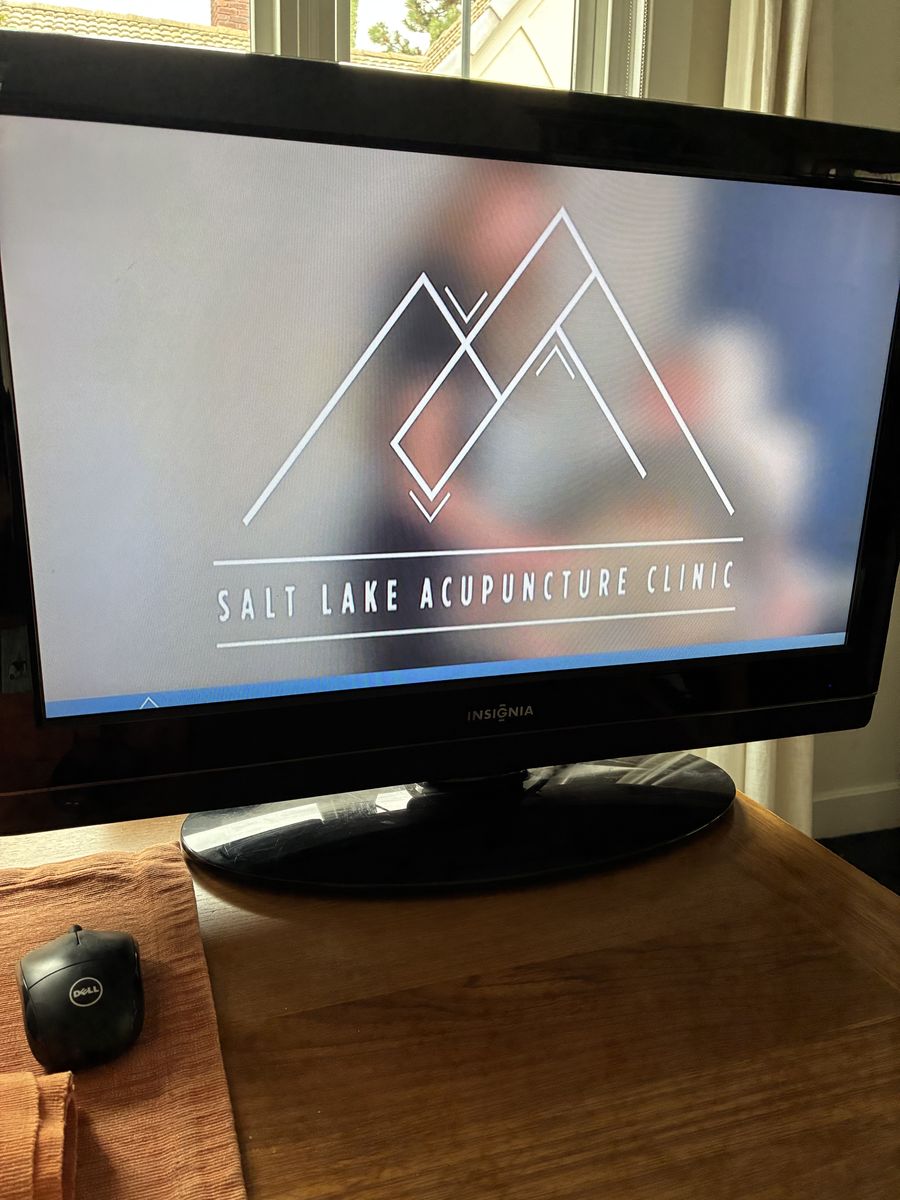31” Tv with remote and wall hardware