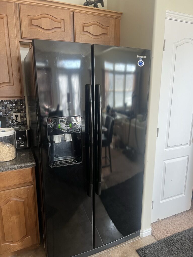 **Samsung With Ice/Water In Door! Black Gloss 25cu