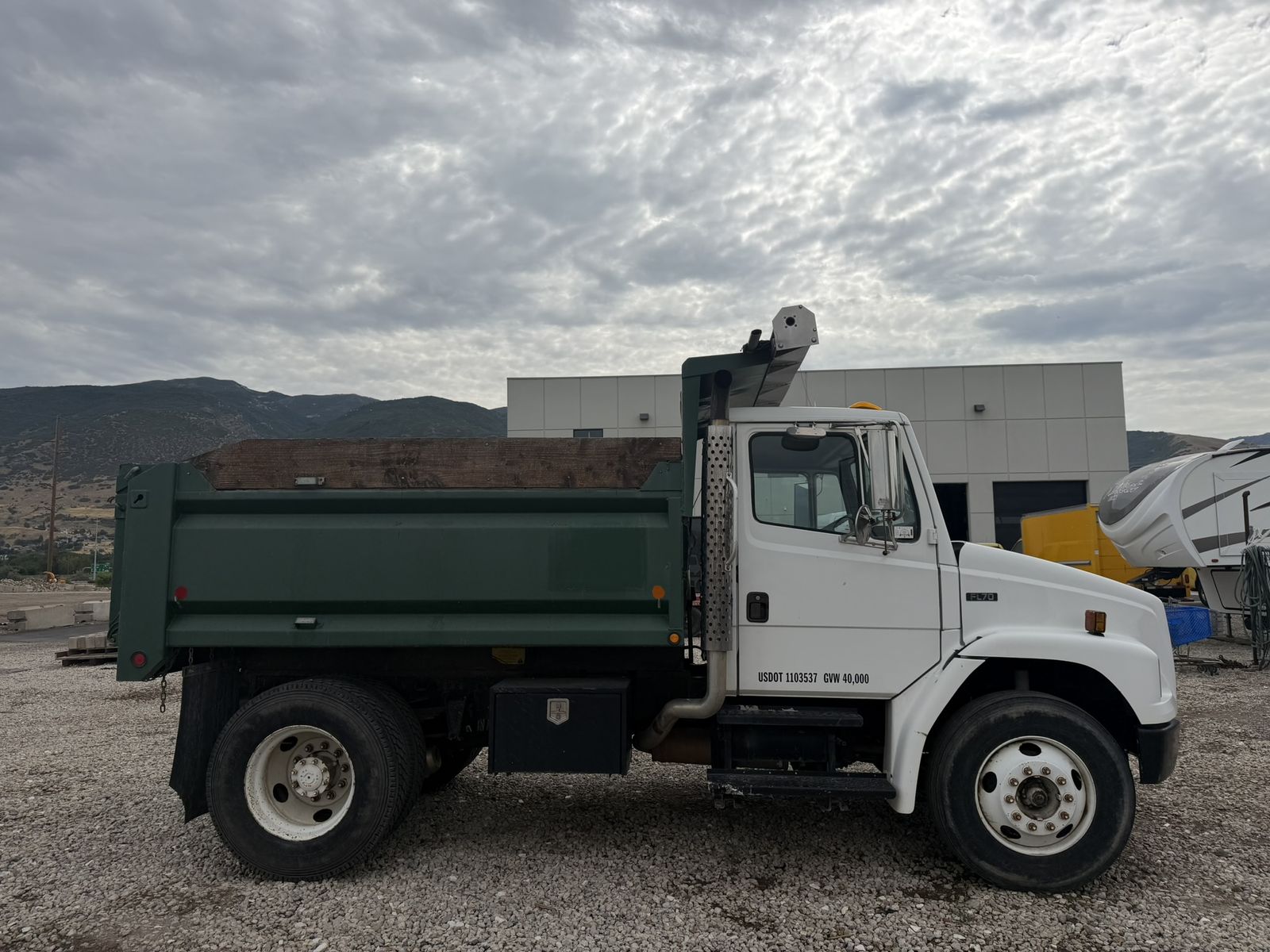 NICE! 2001 FREIGHTLINER MODEL FL70 BOBTAIL DUMP TRUCK