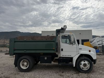 NICE! 2001 FREIGHTLINER MODEL FL70 BOBTAIL DUMP TRUCK