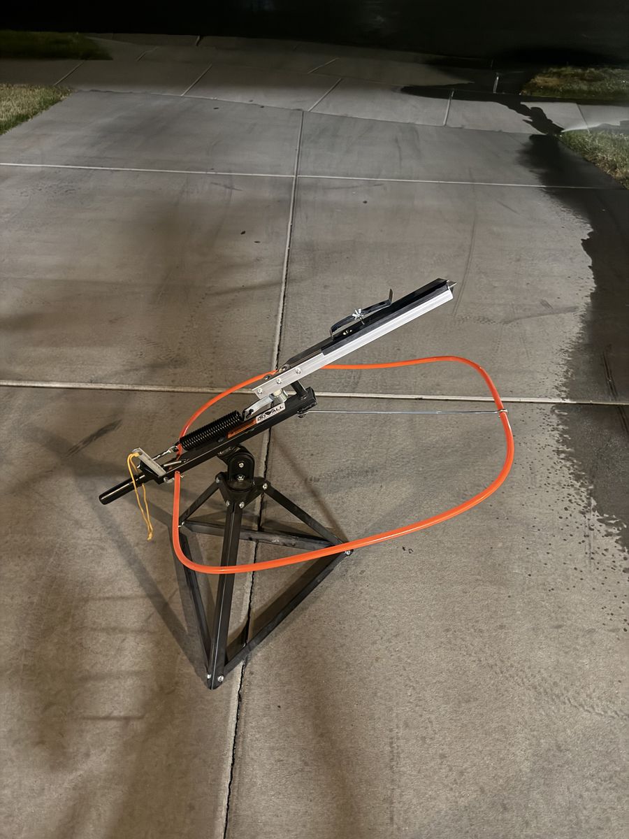 Clay pigeon thrower