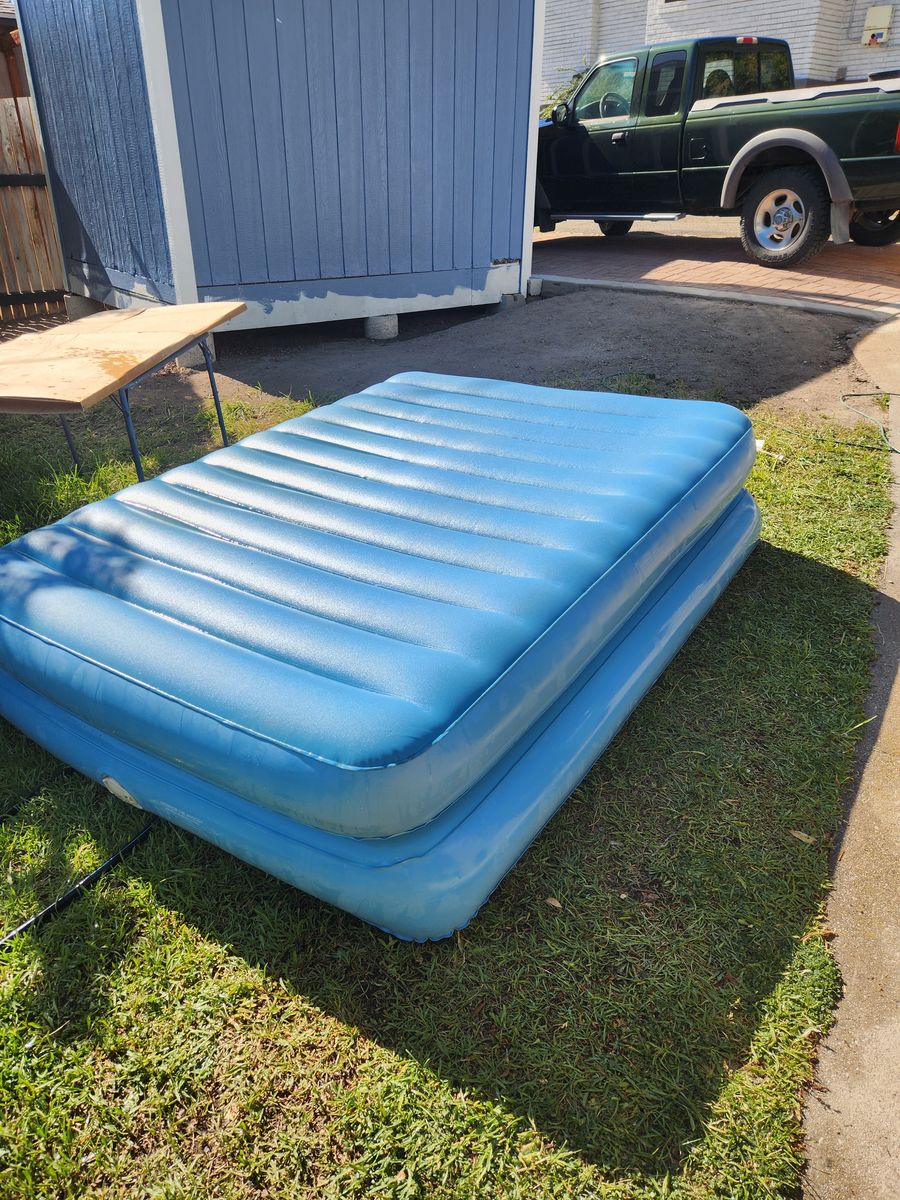 Queen size inflatible "Aerobed" mattress with built in pump.  NO LEAKS.
