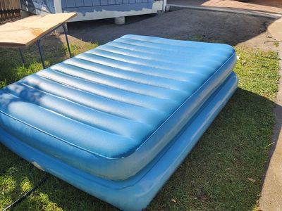 Queen size inflatible "Aerobed" mattress with built in pump. NO LEAKS.