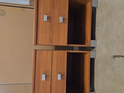 2 Nightstands