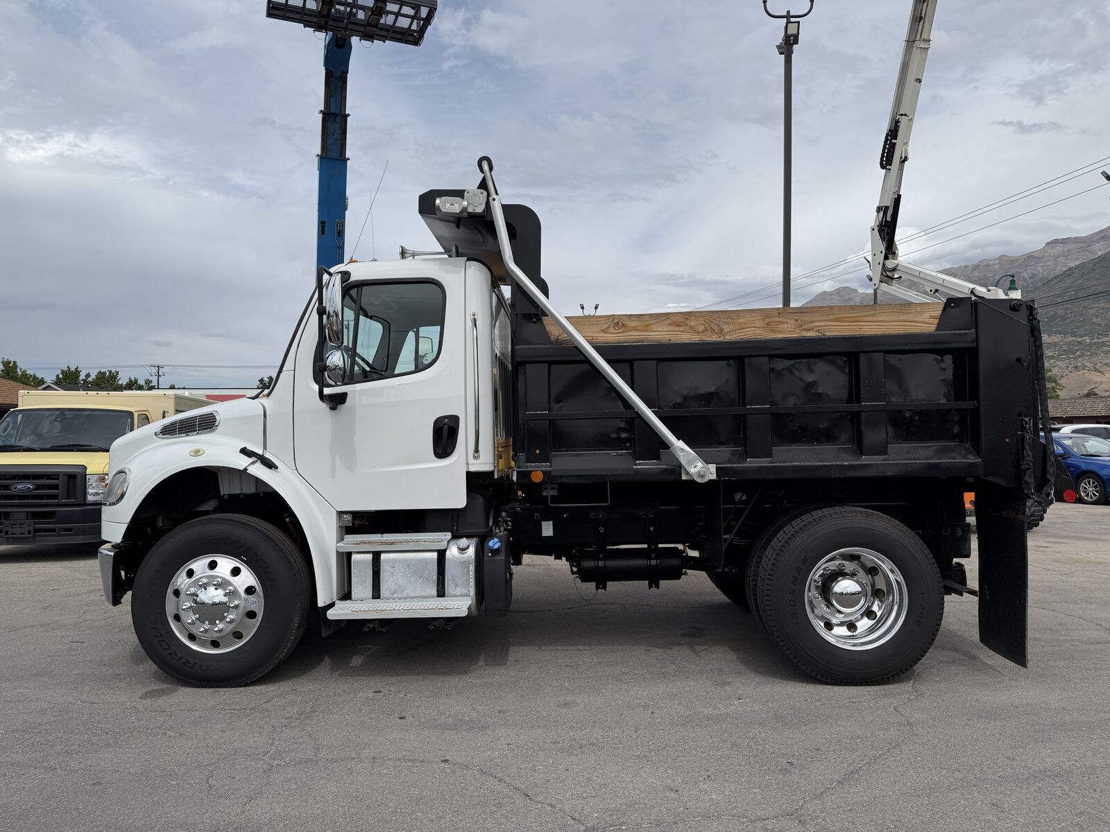 Dump Truck 2019 Freightliner 300 HP Cummins Diesel Automatic Bobtail LOW MILES!!