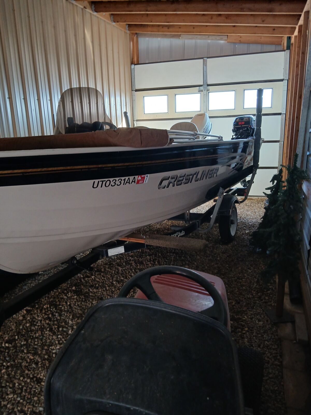 2001 Crestliner Boat