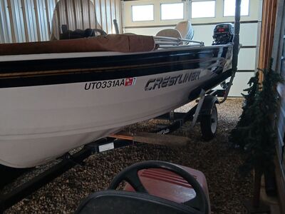 2001 Crestliner Boat