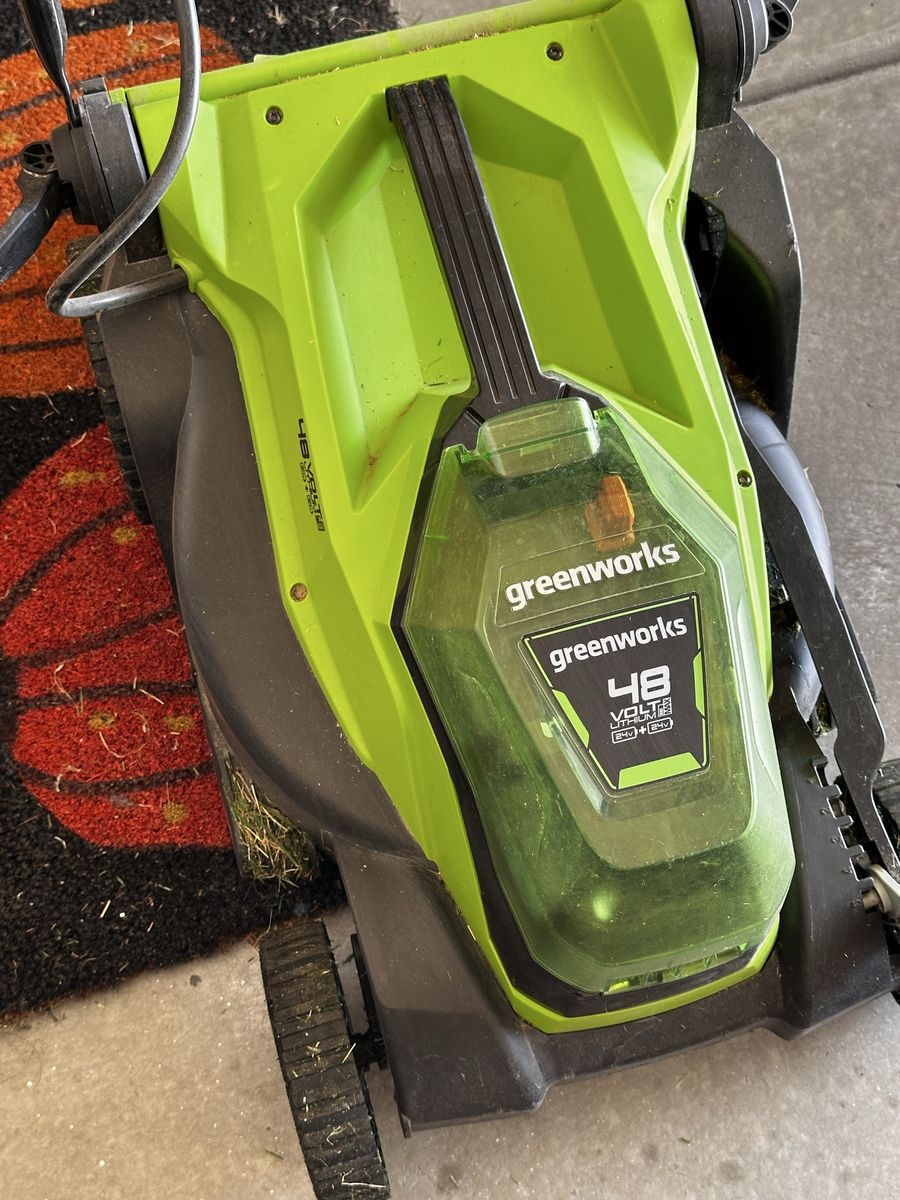 Greenworks lawnmower 14” Push behind Batteries Included