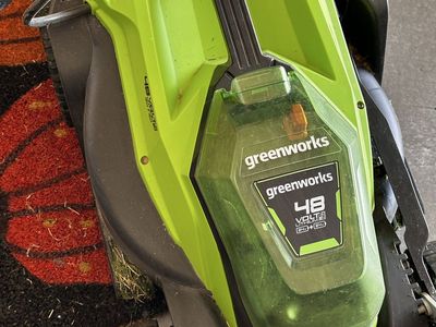 Greenworks lawnmower 14” Push behind Batteries Included