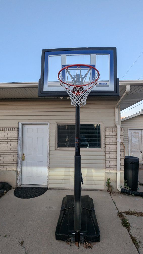 Lifetime basketball hoop
