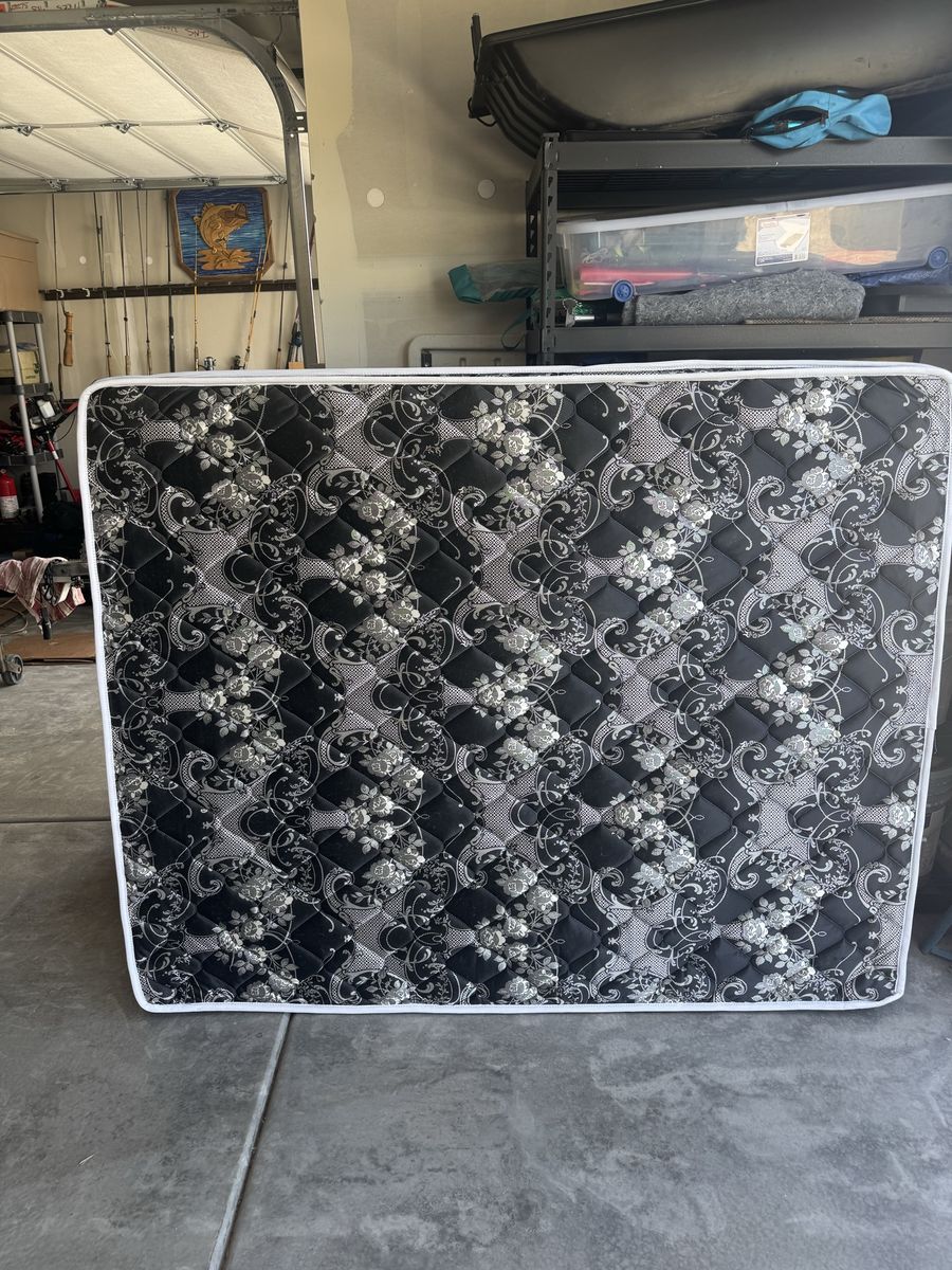 Queen RV, Black & Silver Floral Pattern mattress