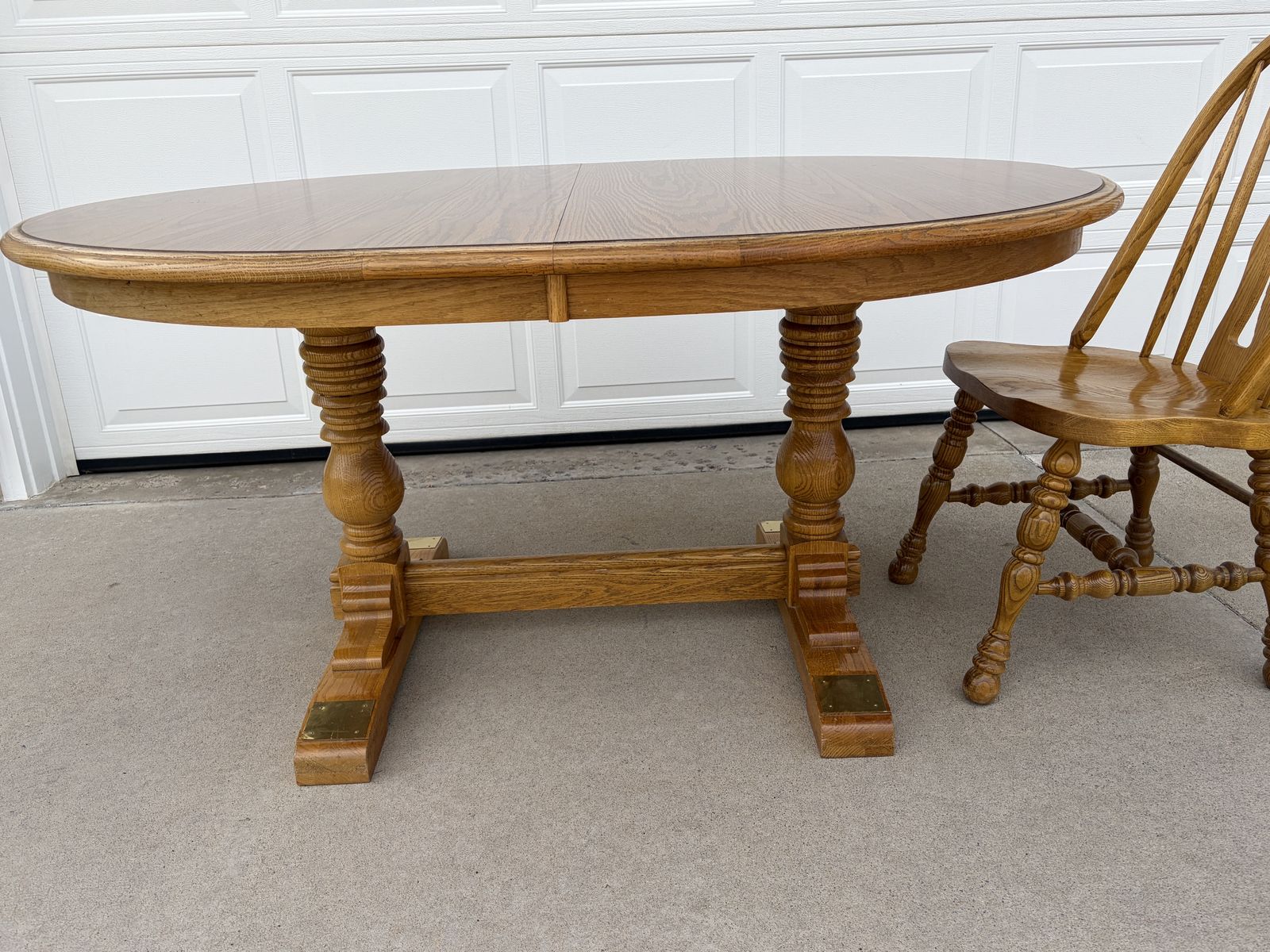 Oak double pedestal Dining Table with 8 Windsor chairs