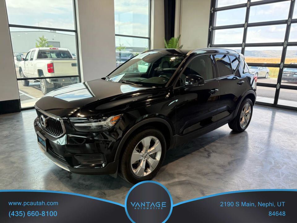 2020 VOLVO XC40 T5 Momentum