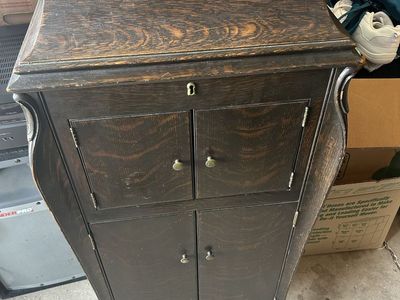 Victrola VV-XI record player antique Good Condition With 19 Old Decca & Other Records, Plays
