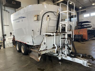 2015 VR-1400 Laird Vertical Feed Mixer Wagon