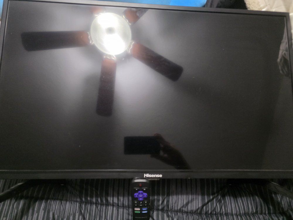 32"Hisense Smart TV with Roku Remote