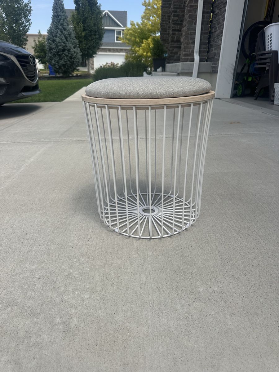 Modern White Wire Frame Storage Ottoman with Padded Lid - Versatile Seating & Storage