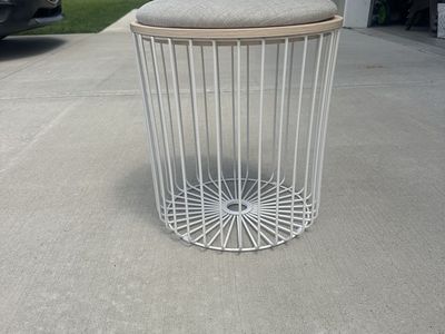 Modern White Wire Frame Storage Ottoman with Padded Lid - Versatile Seating & Storage