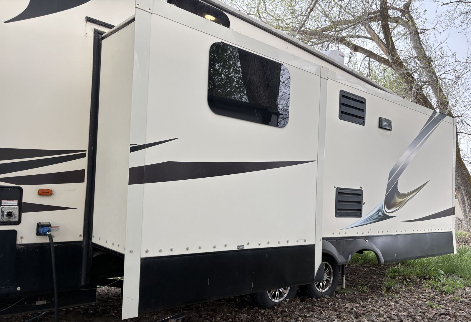 2016 Coachmen Brookstone 395RL – Luxury Fifth Wheel