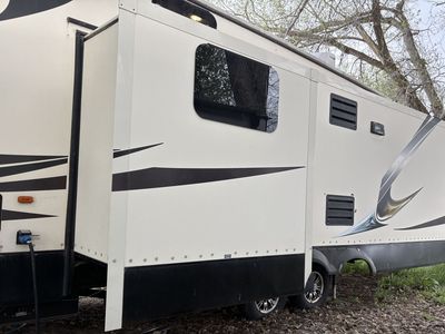 2016 Coachmen Brookstone 395RL – Luxury Fifth Wheel