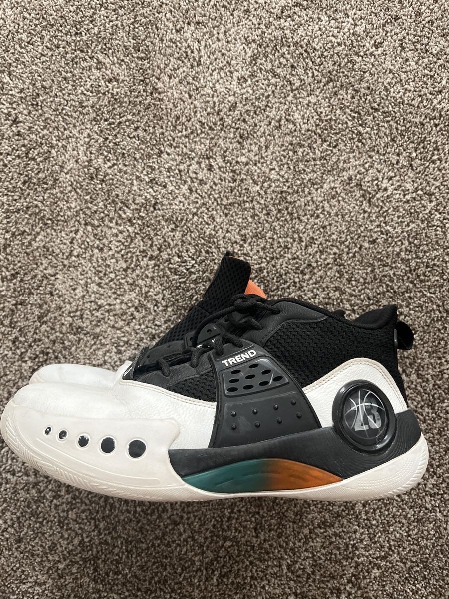 Men's Black and White Basketball Sneakers Size 8.5