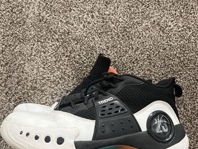 Men's Black and White Basketball Sneakers Size 8.5