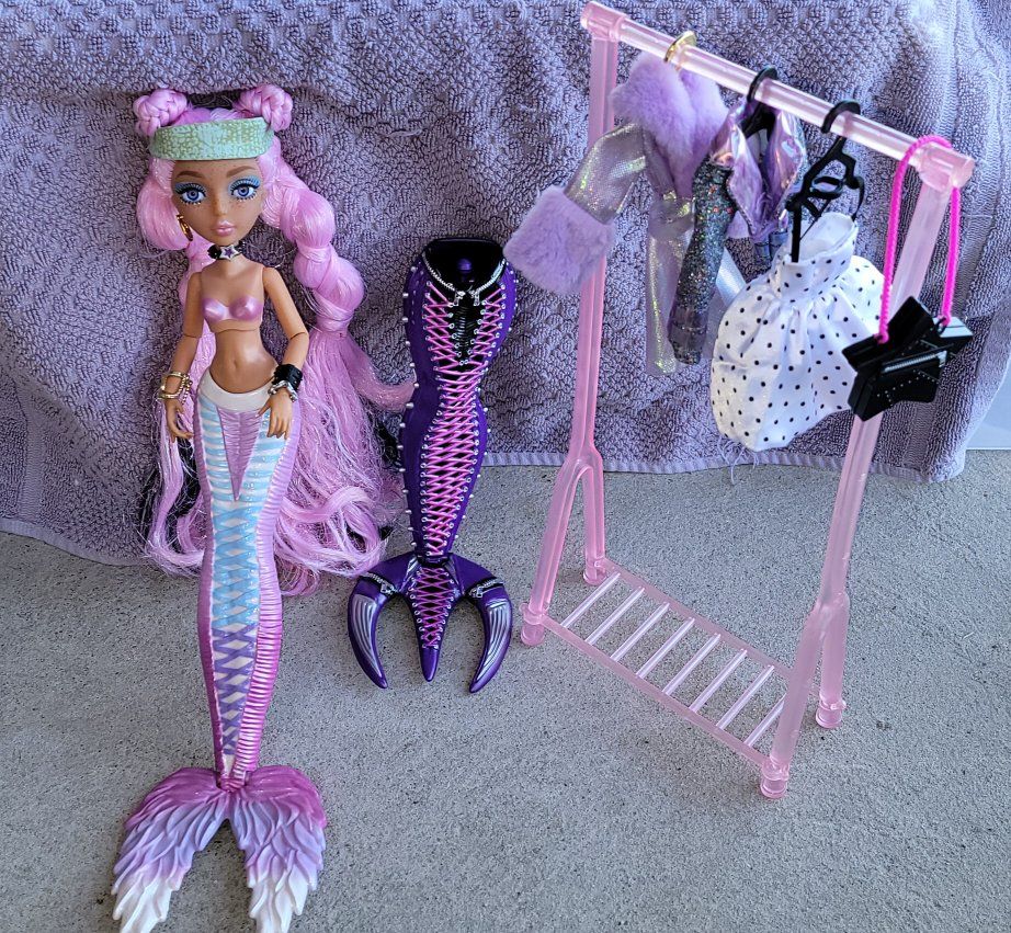 Mermaze Mermaidz Morra Deluxe Fashion Doll – Color Change Tail & Accessories $20 OBO