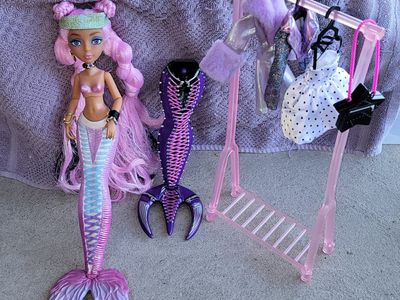 Mermaze Mermaidz Morra Deluxe Fashion Doll – Color Change Tail & Accessories $20 OBO