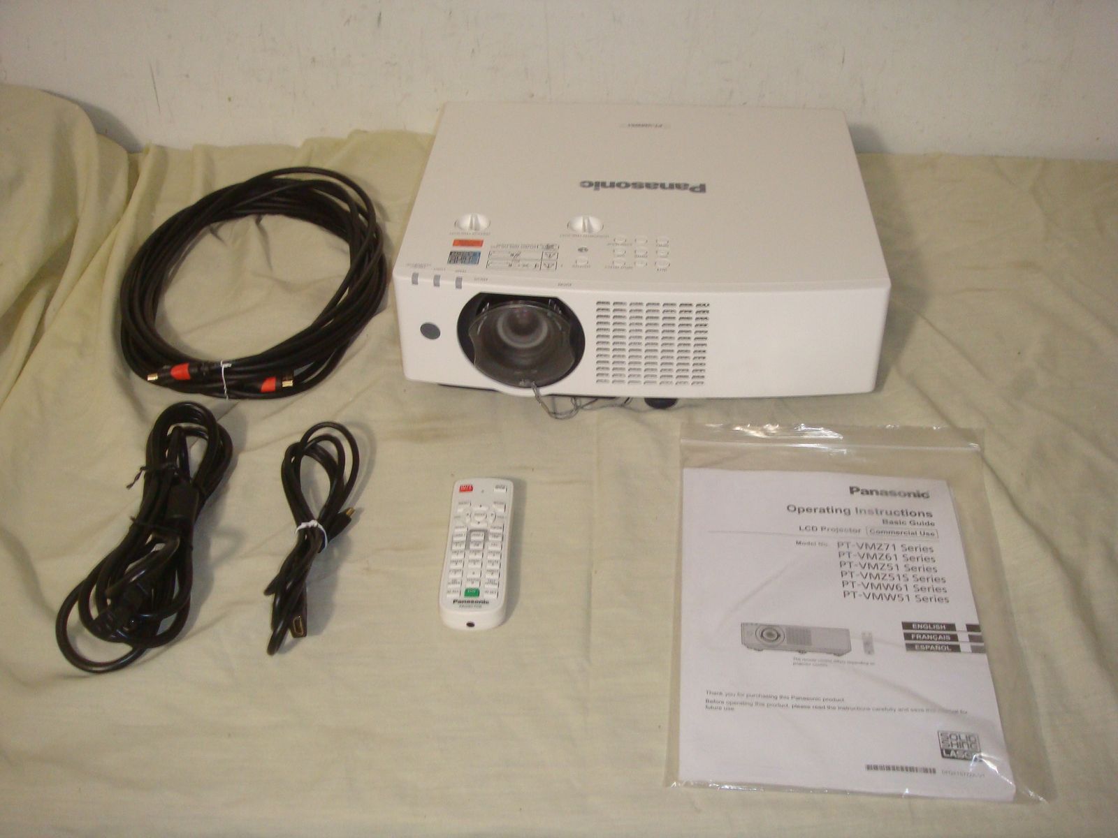 PANASONIC PT-VMW51 5200 LUMEN WXGA LASER 3LCD PROJECTOR - EXCELLENT!