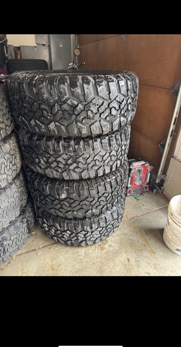 35x12.50R20 Kanati Trail Hog AT4