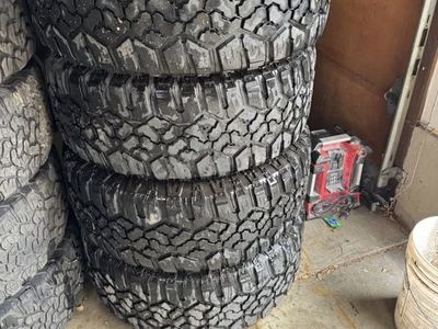 35x12.50R20 Kanati Trail Hog AT4